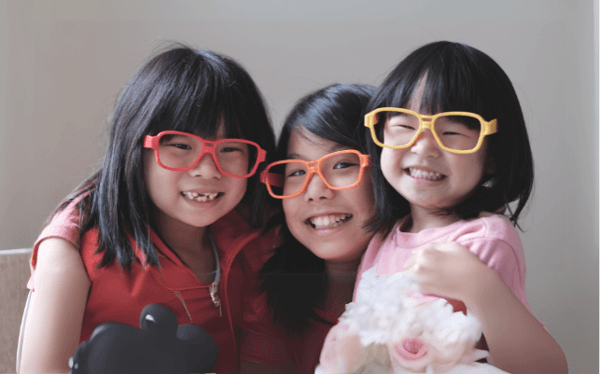 3kidswith glasses2